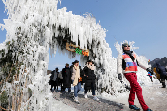 겨울축제의 원조 격인 제18회 인제 빙어축제 개막 이틀째인 28일 남면 부평리 빙어호 축제장을 찾은 행락객들이 눈과 얼음의 은빛 나라에서 소중한 겨울 추억을 만들고 있다. 인제 빙어축제는 내달 4일까지 이어진다.